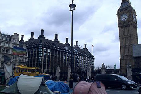 Мэр Лондона через суд выдворил протестующих с площади у парламента