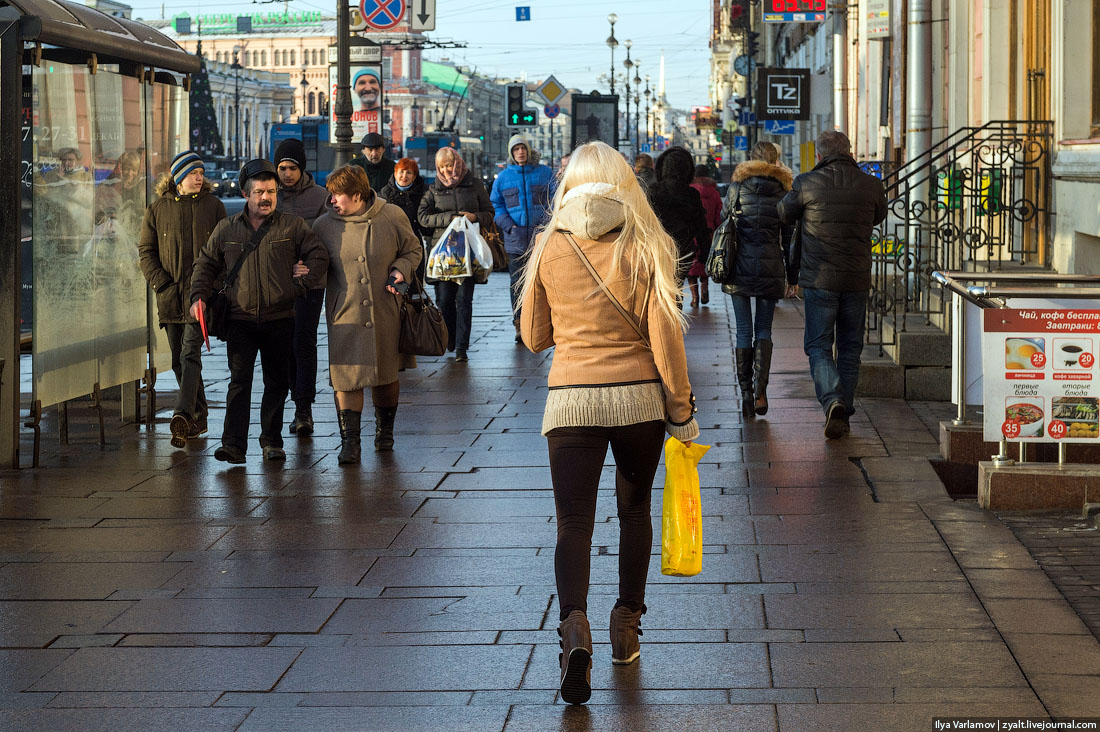Минута одеваться. Люди на улице Россия. Люди в куртках на улице. Люди на улице зима. Люди ходят по улице.