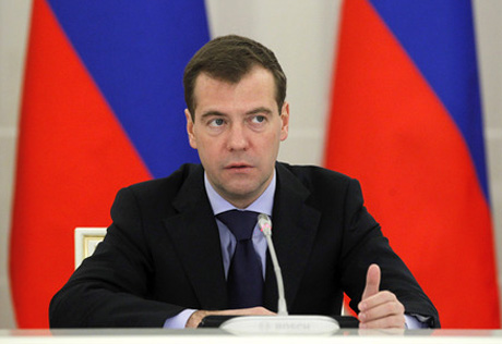 Медведев сократил предельный возраст пребывания на госслужбе до 60 лет 