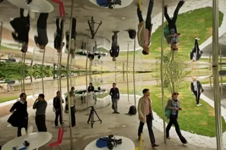 Небо Лондона отразили в зеркальной инсталляции