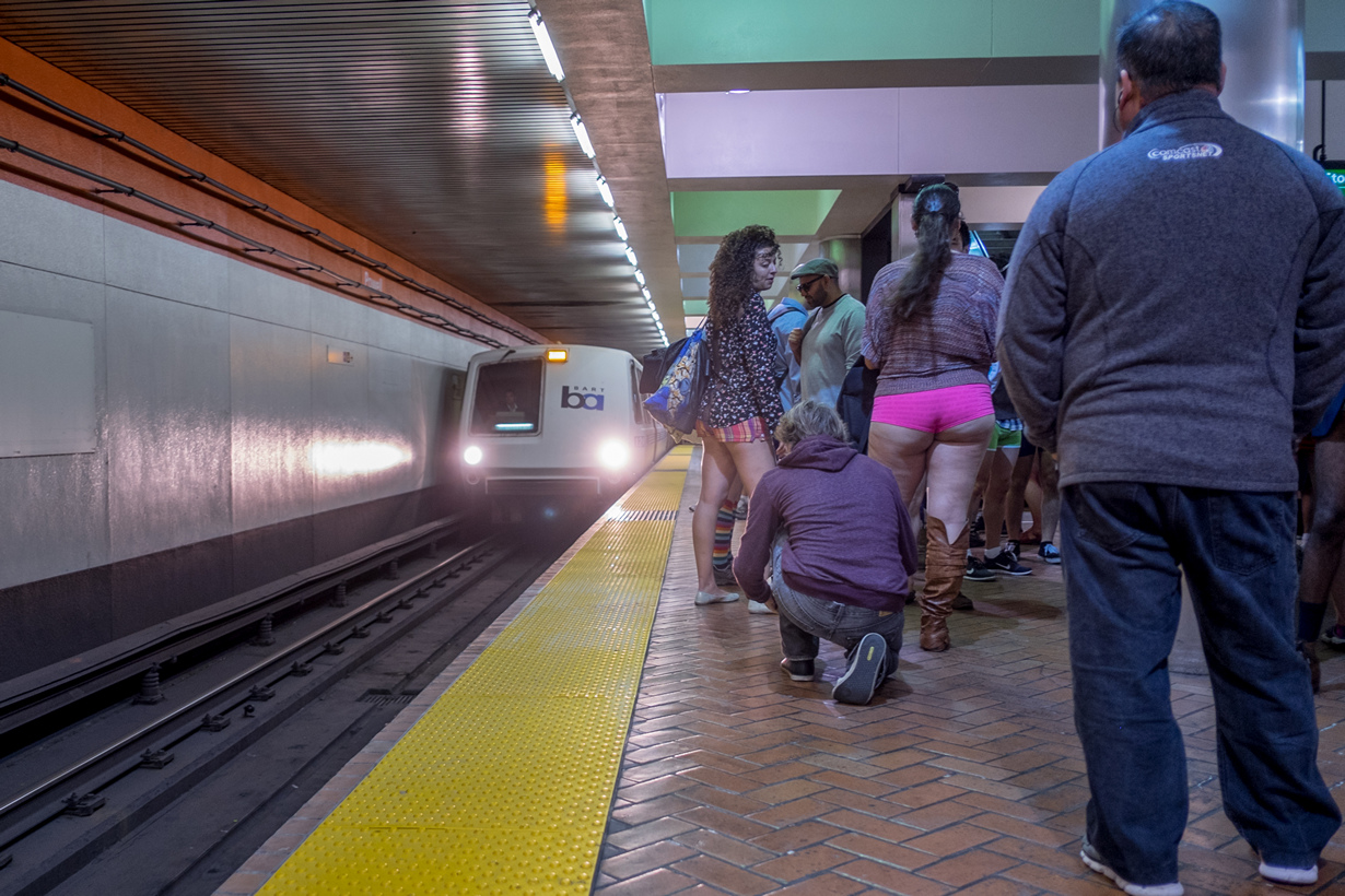 Нью Йорк метро без штанов. Американское метро фото. No Pants Subway Ride Киев. Японки в метро без цензуры