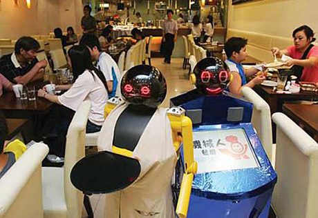 В Китае посетителей ресторана обслуживают роботы