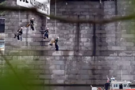 В Питтсбурге арестовали 14 активистов Greenpeace за плакаты