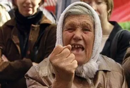 Сотни пенсионеров перекрыли главную улицу Уфы