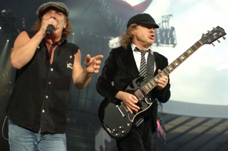 Группа AC/DC возглавила европейский хит-парад