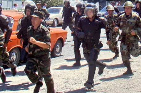 Оппозиционеры вошли в здание администрации Нарынской области Киргизии