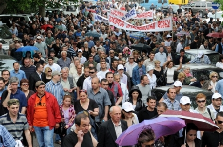 100 тысяч оппозиционеров собрались на стадионе в Тбилиси