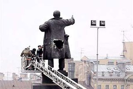 В Петербурге восстановили взорванный памятник Ленину