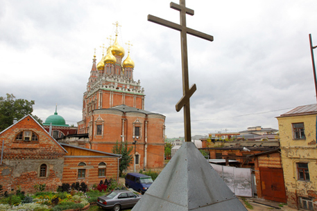 40 москвичей живой цепью окружили здание храма