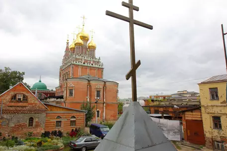 40 москвичей живой цепью окружили здание храма