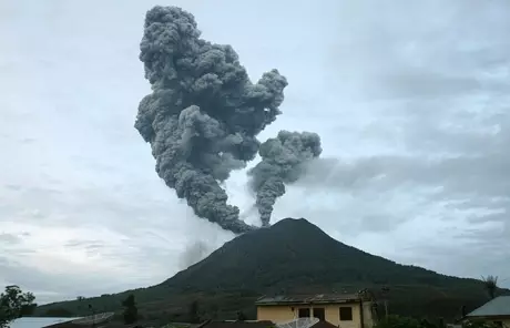 Число жертв извержения вулкана в Индонезии превысило 190