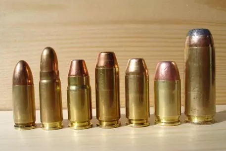 Прохожие нашли на улице Алматы сумку с боеприпасами