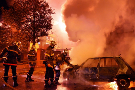 В новогоднюю ночь во Франции сожгли более тысячи машин