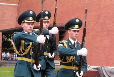 Из-за жары в Москве отменили церемонию смены караулов