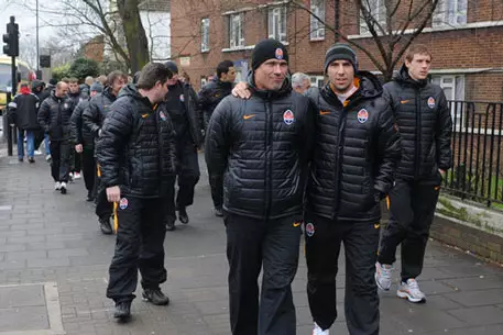 Одинаково одетых игроков "Шахтера" не впустили в лондонский магазин