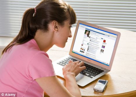 Поклонники сети Facebook склонны к самолюбованию