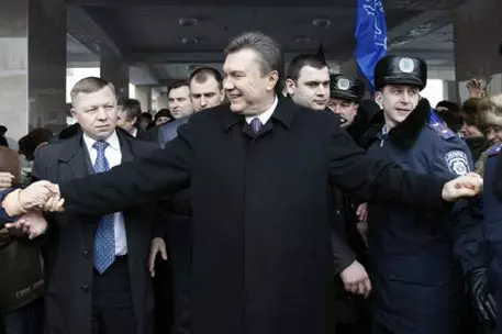 Луценко объявил о найме Януковичем 2000 силовиков