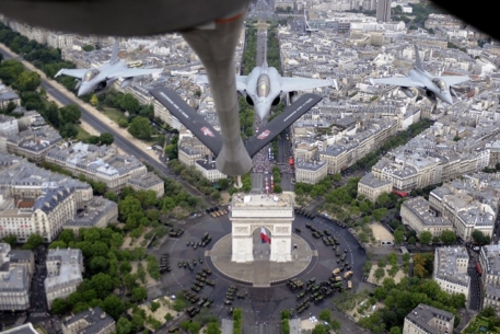 Парижане отметили День взятия Бастилии под проливным дождем