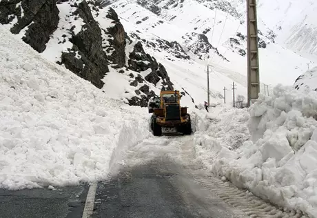 В Таджикистане на главной автотрассе сошедшая лавина парализовала движение