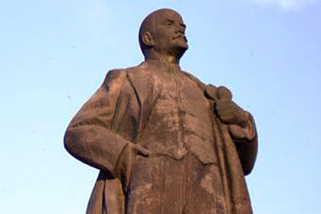 На Украине неизвестные облили памятник Ленину краской