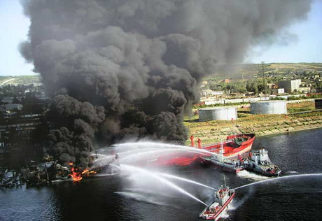 На Беломорской военно-морской базе загорелся танкер