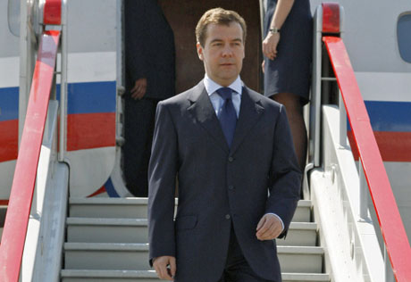Медведев уволил начальников управления службы по контролю за оборотом наркотиков