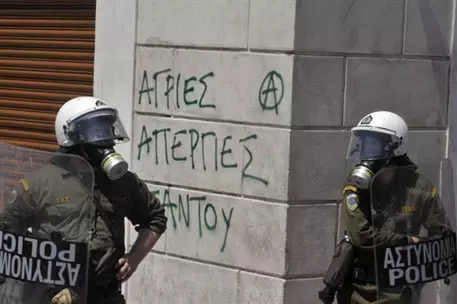 Бастующие учителя покинули здание телецентра в Афинах