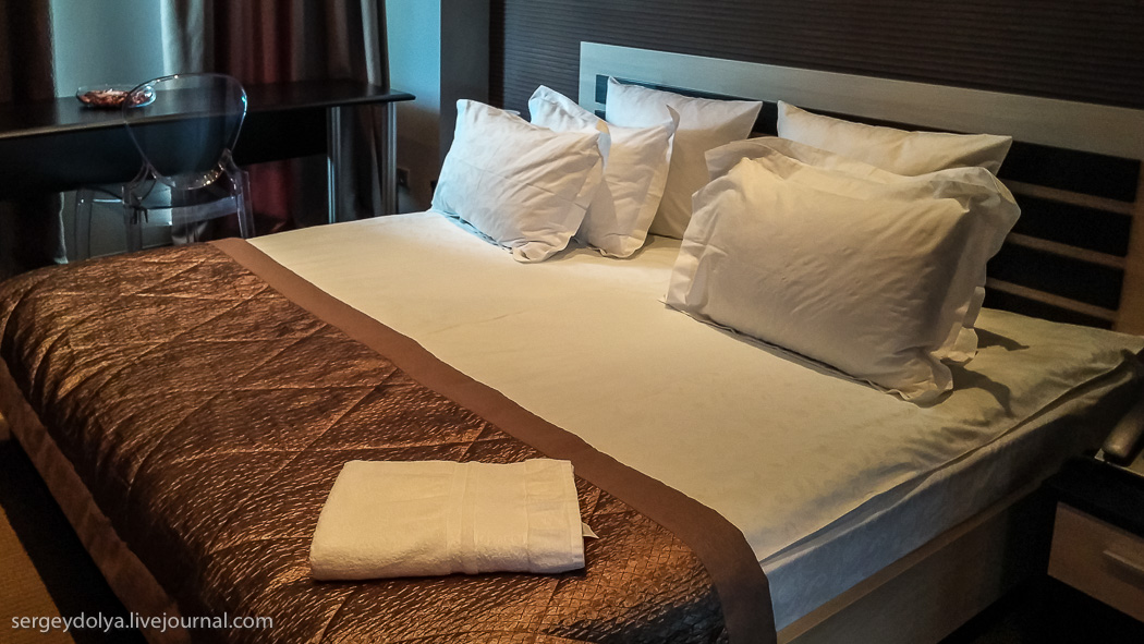 Полотенце на кровати. Подушки на кровати в отеле. Кровати для гостиниц. Красиво заправленная кровать. Заправленная кровать в отеле.