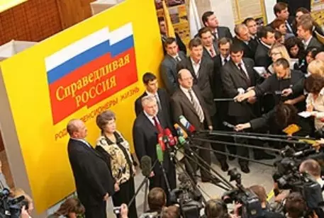"Единороссы" обвинили "Справедливую Россию" в саморекламе