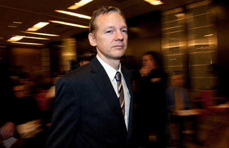 Основателя WikiLeaks доставили в лондонский суд
