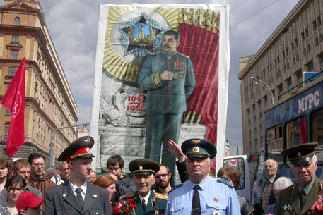 По просьбе ветеранов Владивосток украсили портретами Сталина