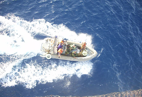 Троих пиратов застрелили при попытке атаковать военное судно