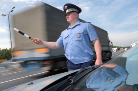 В Азове автоинспекторы задержали машину с арсеналом оружия