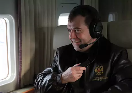 Медведев пообещал повысить зарплату военным в три раза