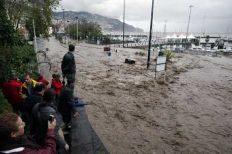 Жертвами наводнения на острове Мадейра стали 38 человек