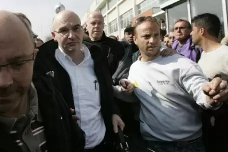 Во Франции рабочие пригрозили взорвать завод из-за долгов