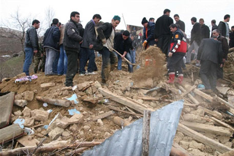 Число жертв землетрясения в Турции достигло 57 человек