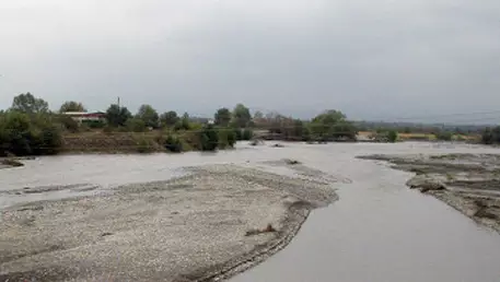 Поврежденную дамбу в магаданском поселке восстановили