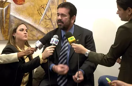 Обвиняемый в "рейтинговых убийствах" телеведущий подался в бега