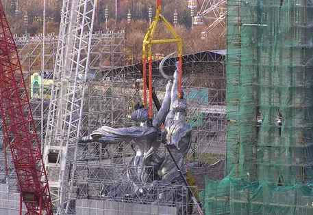 “Рабочий и колхозница“