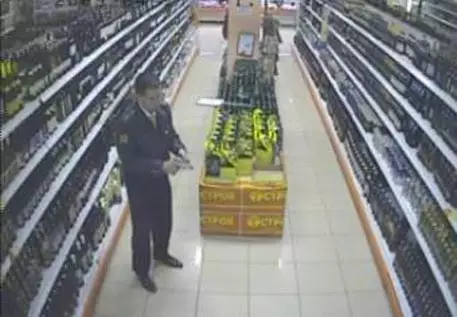 Евсюков стрелял по посетителям магазина из похищенного пистолета