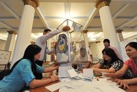Новую конституцию Киргизии поддержали 90 процентов избирателей