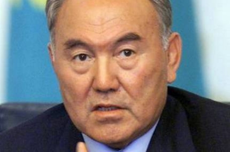 Назарбаев подарил квартиру за новорожденную тройню