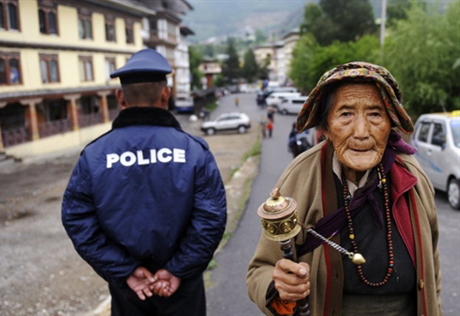 Полиция Бутана получила право врываться в дома курильщиков