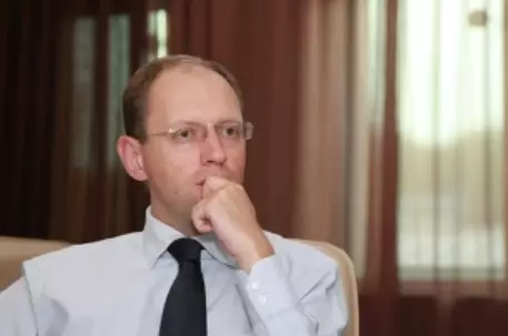 Арсения Яценюка освистали и забросали яйцами