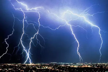 Молния разрушила главный мост Варшавы