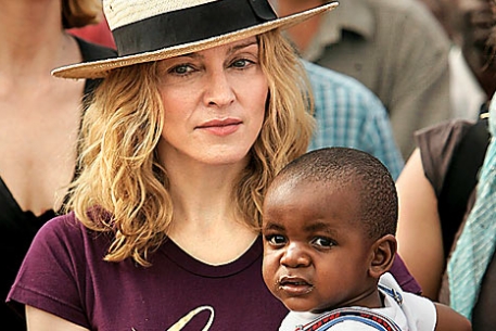 Мадонну могут обязать вернуть усыновленного в Малави ребенка 