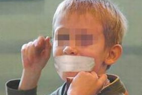В Красноярском крае воспитательница заклеивала детям рты скотчем