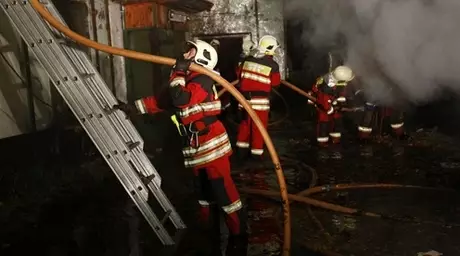 В Подмосковье загорелся мебельный склад