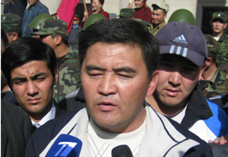 В Кыргызстане напали на дом лидера партии "Ата-Журт"